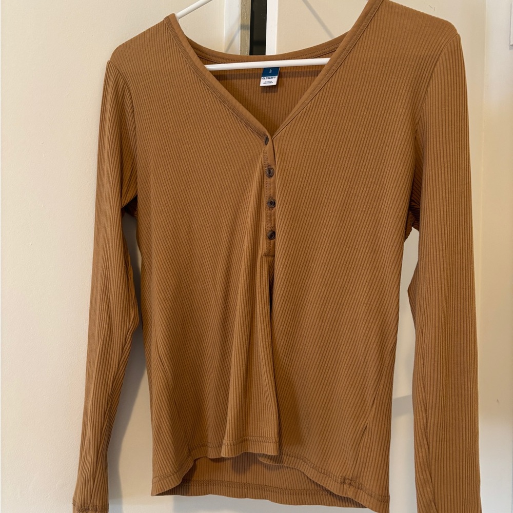 Old Navy Ribbed V-Neck Button-Up Top in Tan